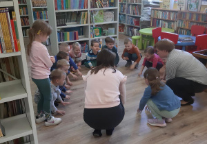 Dzieci podczas zabawy "Rakieta złości".